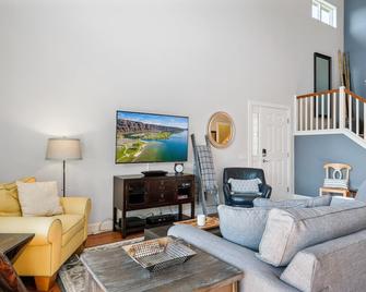 Luxury @ Crescent Bar! Pool & Free Golf! - Quincy - Living room