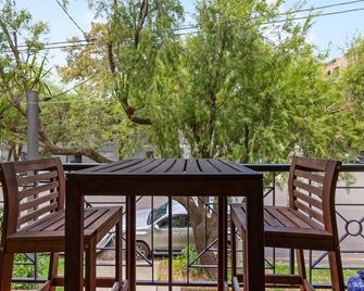 Spacious 2-Bed Townhouse with Garage & Patio - Sydney - Balcony