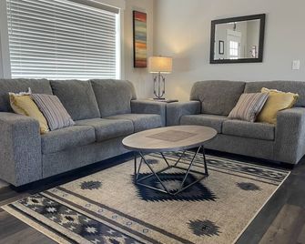 Serene Sanctuary - close to Lake Powell! - Big Water - Sala de estar