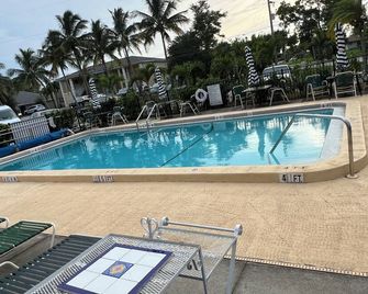 Hideaway Waterfront Resort - Cape Coral - Pool
