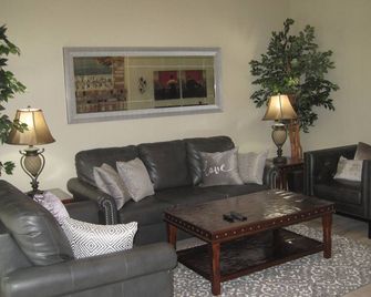 Comfy 3 beds/2 bath private unit with backyard - Citrus Heights - Sala de estar