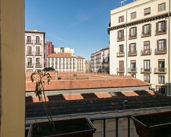 Hostal La Casa de La Plaza - Madrid - Balcony