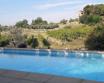 Nice holiday home with studio and private pool in a quiet location on the vineyard. - Rosières - Piscina
