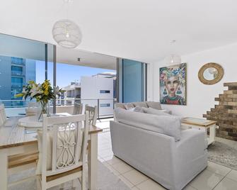 Harbour Quays Apartments - Biggera Waters - Living room