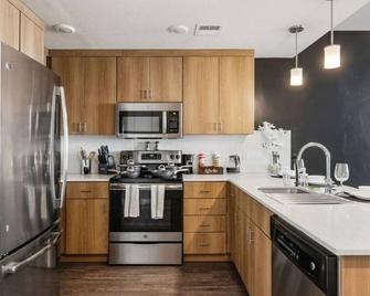Comfy 1BR w Parking Near Temple Sq and Delta Ctr - Salt Lake City - Kitchen
