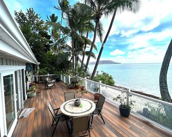 Beachfront South Shore Retreat with Stunning Ocean View Deck, Surf Near Waikiki - Honolulu - Balkon