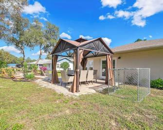 Bikes, Yard & Fire Pit at Upscale Lecanto Home! - Lecanto - Patio