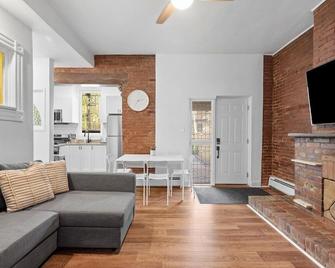 Shadyside, Pittsburgh, Modern and Accessible 2 Bedroom Unit2 with Free Parking - Pittsburgh