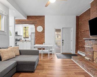 Shadyside, Pittsburgh, Modern and Accessible 2 Bedroom Unit2 with Free Parking - פיטסבורג - סלון