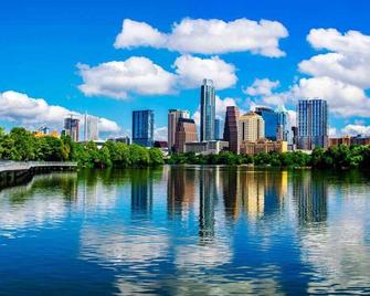 Best Austin Location, Pool, Style + Lots of Extras - Ώστιν