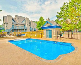 Rustic Mountainside Chalet - The Blue Mountains - Pool