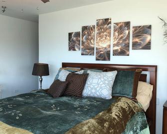 Beach Access! 4 Bedroom 3 Bath Modern Beach Home - La Misión - Chambre