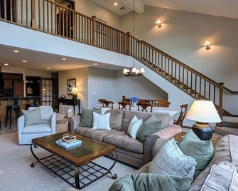 Mountain Views, Spacious Lounging, Cozy Fires, Family Meals, Foosball - Carroll - Living room