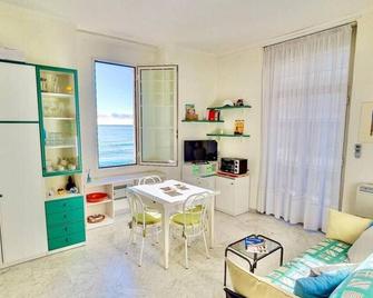 Esclusivo Bilocale a Menton con Vista Mare e sulla Magica Festa del limone - Menton - Comedor