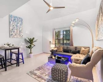 The Hidden Gem, King bed & Hot Tub! - Chandler - Living room