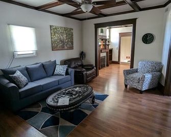 Koreana in Decorah - Decorah - Living room
