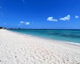 Luxury Beach Villa few steps from Seven Mile Beach + Outdoor bed swing - West Bay - Beach