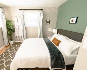 Hound Haven! Cozy Denver Getaway next to Dog Park! - Englewood - Habitación
