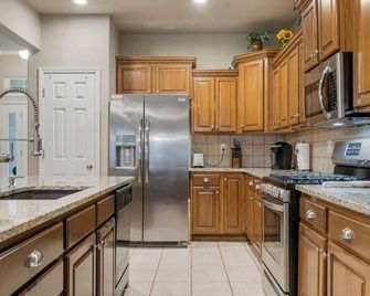 Jenks Oasis-5BR Near Tulsa and Premium Outlets - Jenks - Kitchen
