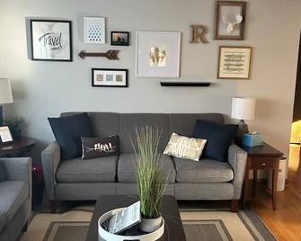 4 Br Ranch 1 Block From Lake Monona - Near Uw, Hospitals, And Downtown Madison - Madison - Living room