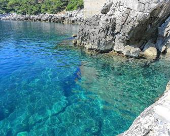 Villa Mirosa-Superior triple Room with Balcony and Sea View ( 8 ) - Saplunara - Edificio