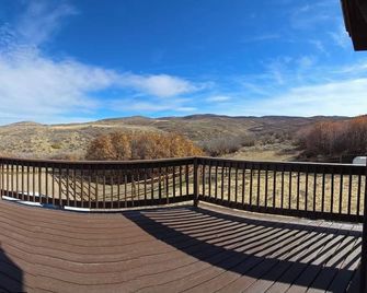 Spacious 5-bedroom lodge in awesome Craig with WiFi, AC - Craig - Balkon