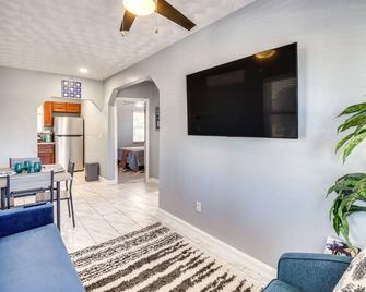 Central Daytona Beach Apt Less Than 1 Mi to Beach St! - Daytona Beach - Living room