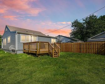 Fairview Beach Villa - King George - Building