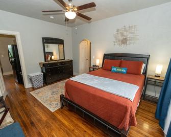 The Cozy Chickasha, Fiber Wifi, Washer & Dryer, Near Dt Chickasha & Leg Lamp! - Chickasha - Schlafzimmer