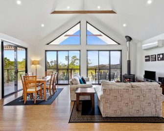 Ravensbourne Escape- Stella Luna - Ravensbourne - Salon