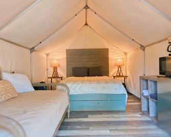 11 Blue River Camp - Glamping Cabin - Kingsbury - Bedroom