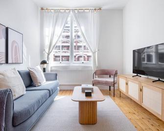 Upscale St John's Wood, nr Regent's Park & Universities, by Blueground - London - Living room