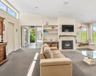 Hepina Heights Retreat - Kinloch - Kinloch - Living room