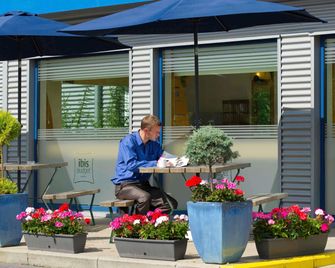 ibis budget Charleroi Airport - Ransart - Patio