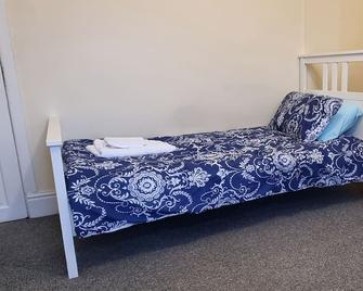 2 Bedroom 4 Beds Family Flat Free Parkin - Rochdale - Bedroom