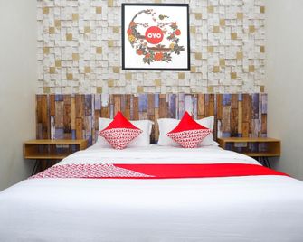 OYO 1094 Guest House 360 - Purwokerto - Bedroom