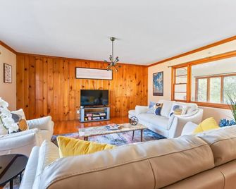 HV Spacious Retreat Sleeps 13 w Hot Tub - Poughkeepsie - Living room