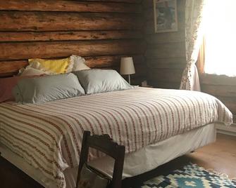 Furnished Executive Rental Swedish Log Cabin Mountain Retreat - Hailey - Bedroom