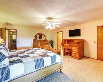 Just a Cast Away Cassville Cabin with Covered Deck - Cassville - Habitación