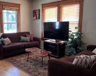 Family-Friendly 3br Home Burke Mountain & Kingdom Trails Quiet, Sunlit, Sleeps 6 - Lyndon - Olohuone