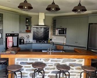 Cruisin on Cass is a cosy, warm, modern, & well appointed Central Twizel home - Twizel - Keuken