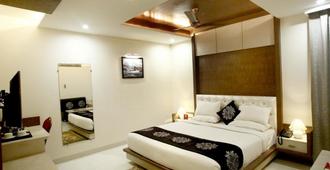 OYO 9051 The Vedas - Gwalior - Bedroom
