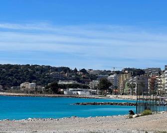 Côté Mer, Spacieux Appartement Balcon, Idéal Centre Ville, Parking Privé - Menton