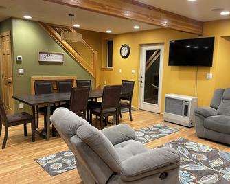 Cloudberry Cabin - Tok - Living room
