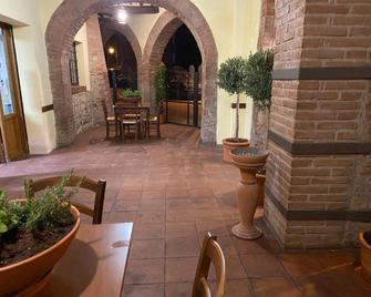 Hotel Le Logge - Sovicille - Патіо