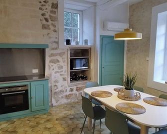 La Montée du Château - Grignan - Salle à manger