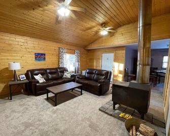 Willow Forest Cabin with Sauna, Pet and Family Friendly - Willow - Sala de estar