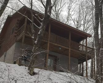 Soothing rapids await at Buck Creek Cabin off Parkway / I-77 near Fancy Gap, VA - Hillsville - Будівля