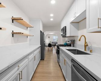 Serene Lakeside Getaway-Sleeps 8 - Lakeside - Kitchen