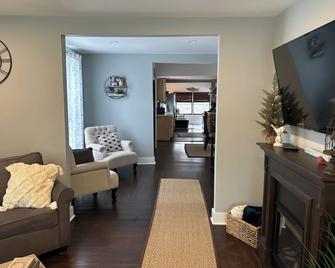 Close to Downtown and Beaches - Manistee - Living room